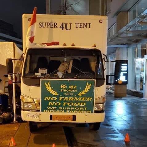 trolleytimes's tweet photo. People at night long protest outside Indian Consulate in Vancouver, Canada.
Via - @indian_in_vancouver https://t.co/pankrcsVnY