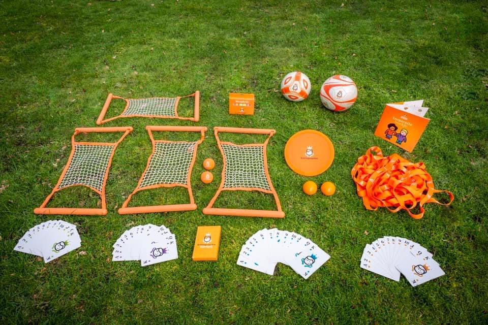 Alle deelnemende scholen ontvangen begin april een Koningsspelen Sport- en Feestpakket. 

In het pakket zitten items die scholen kunnen gebruiken tijdens de Koningsspelen zelf en/of tijdens de gymles en het buitenspelen later in het jaar.

koningsspelen.nl/inspiratie/spo…