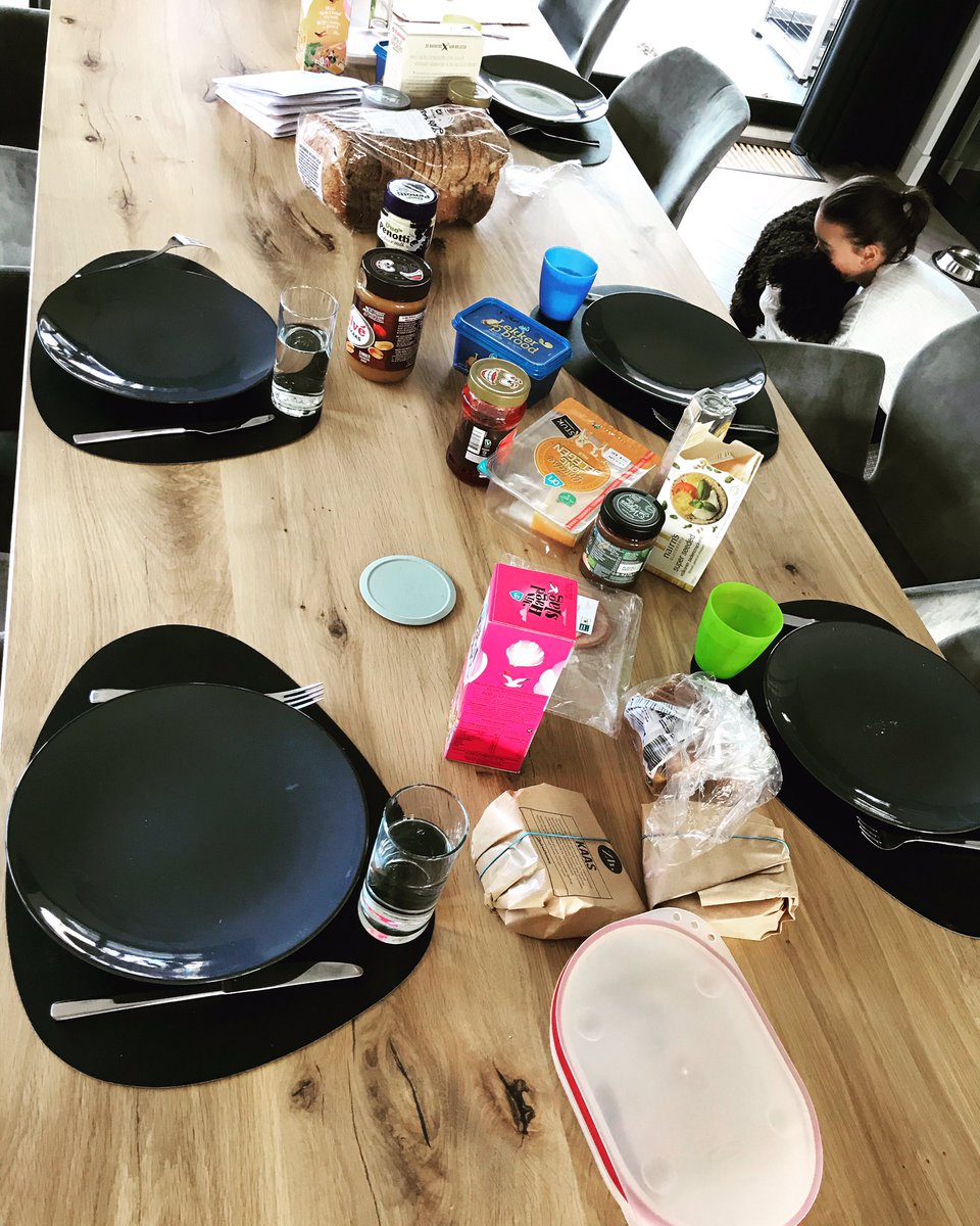 erikderidder's tweet photo. Voordeel van #thuiswerken. En zeker met studiedag kinderen, 40 minuten lesrooster van de oudste, vrije dag van Marleen-zonder-Twitter én vrij uurtje rond lunchtijd... #samenlunchen https://t.co/Cnwci55xPg