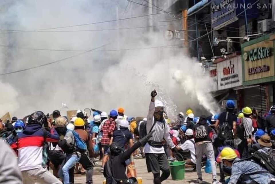 PorcelainJb's tweet photo. Yangon, Sanchaung :
Protesters are brutally beaten.The shields &amp; barricades from protestors side are bulldozed by terrorists. ~ 50 polices surrounded the houses/ apartments, broke in &amp; shot people. Many protestors’re hiding for their lives. @UN 
#WhatsHappeningInMyanmar #Mar1Coup https://t.co/2cR45aasBw