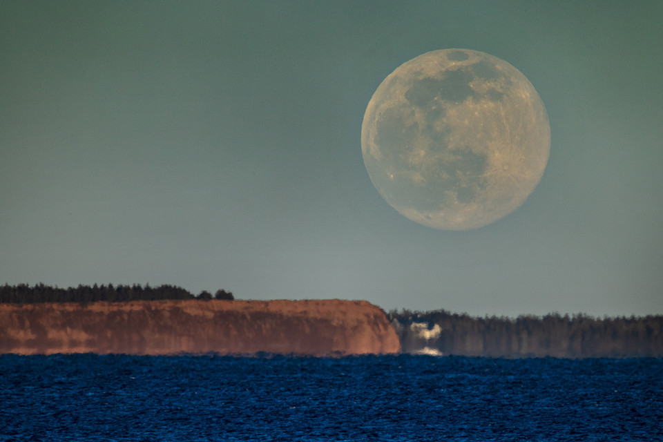 GeekBoy100's tweet photo. This is a composite image.  I went out searching for the full moon on Friday evening and there turned out to be some low level haze / clouds that make my initial idea not work.  I was in Cow Bay looking toward Lawrencetown beach. https://t.co/NhGu8gprKp