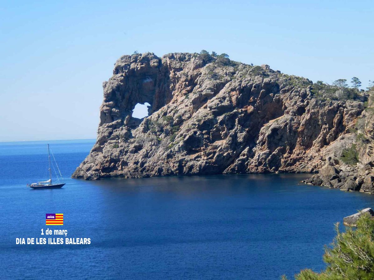 ainams9's tweet photo. Les muntanyes resplendiren sota un cel de nítid blau,
clara llum, illes divines... màgiques... Les Illes Balears! 
#DiaIB2021 https://t.co/2biCbmTEVf