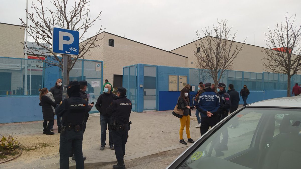 isabelgalvin's tweet photo. En lugar de escuchar a las familias del CEIP Blas de Lezo, que quieren una dirección de consenso y sin dedazos, la @ComunidadMadrid manda a la policía. 

@IdiazAyuso y @eossoriocrespo tienen que dar explicaciones, tanto del #DeDATzo como de estas formas tan poco democráticas. https://t.co/MNgepw322V