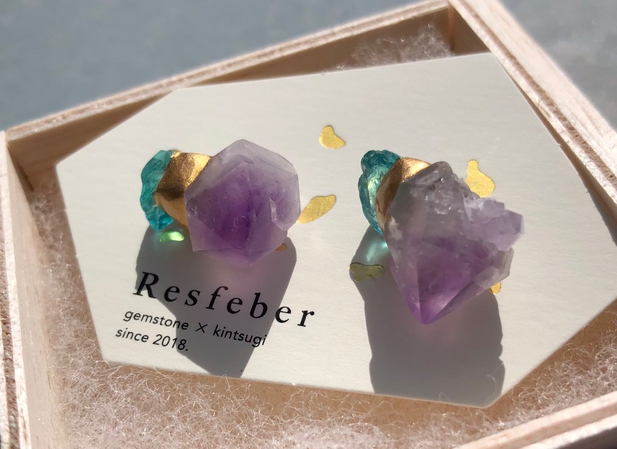 sakana_hitori's tweet photo. ご縁あってResfeberさん（@resfeber_info）のアメジスト×ネオンブルーアパタイトの金継ぎピアスをお迎え致しました🙌まるで薄明の空色！アメジストは春霞のかかった様に優しい色合いで、光の具合で表情が変わるのも素敵です✨大切に致します！ https://t.co/rFcD37WYn9