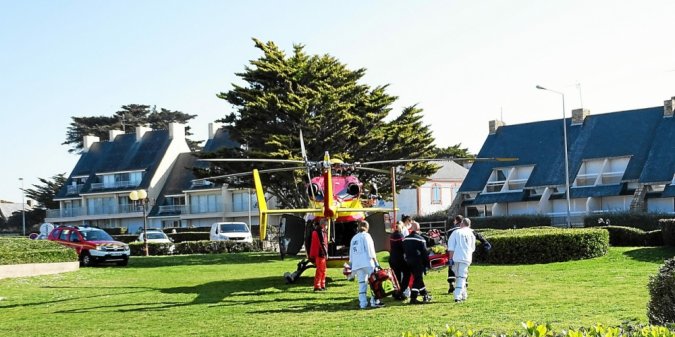 TelegrammeAuray's tweet photo. L’homme gravement blessé, retrouvé dans les rochers à #Quiberon, a été transporté à #Rennes par #Dragon56. L’enquête se poursuit pour déterminer les causes de l’accident et l’identité du blessé. #Morbihan #Bretagne
https://t.co/GImh2RZFQG https://t.co/H2TBxuePjo