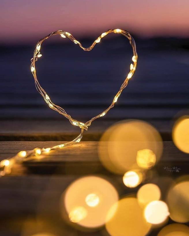 "آمنت أن العلاقات بين البشر لا تقاس بالحب بقدر ما تقاس بالأمان.. الأمان الدائم، أن تستأمن أحدهم على عيوبك وزلاتك حتى على تلك الأمور التي تخاف قولها لنفسك، أن لا تشعر بضرورة إخفاء بعض الأحاديث خشية أن تشوه صورتك."