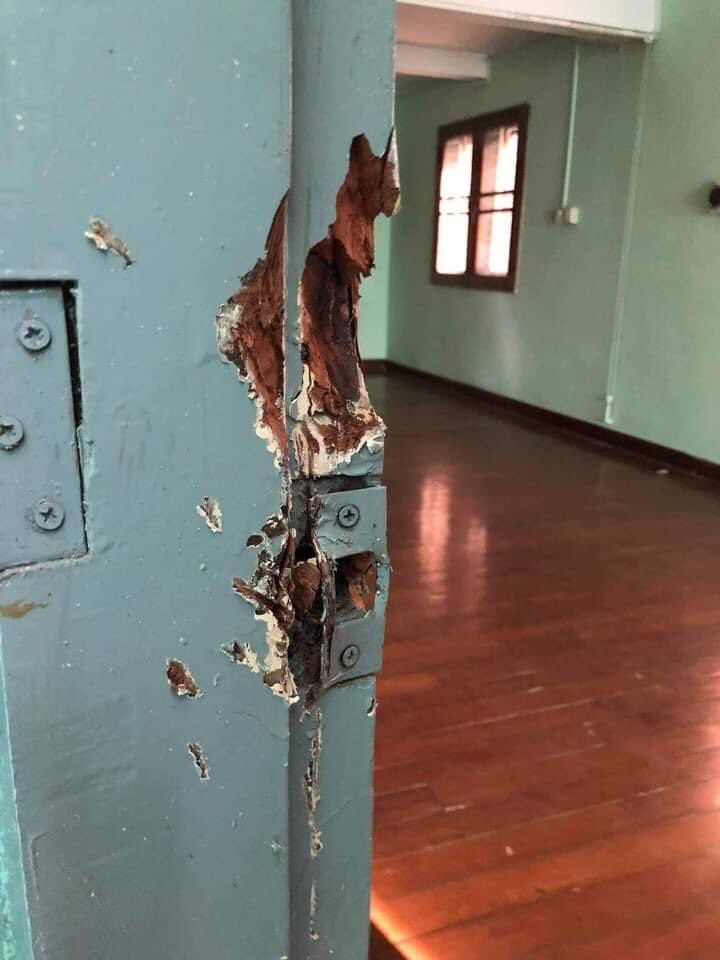 kellyddee's tweet photo. Police broke into a house without permission to arrest people in 50th street, Pazundaung township, Yangon, Myanmar.
#Feb29Coup
#WhatsHappeninglnMyanmar https://t.co/6LcBPzflo3