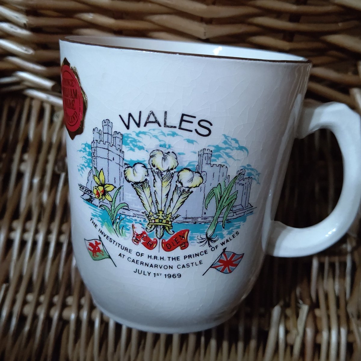 Londoncalling Happy St David S Day チャールズ皇太子叙任式1969年7月1日の記念マグ お城のスペルに ん ってなってwikiみたら イングランド人が勝手に変えたと 笑 イングランド製だからこうなったのね 今はcaernarfonに統一