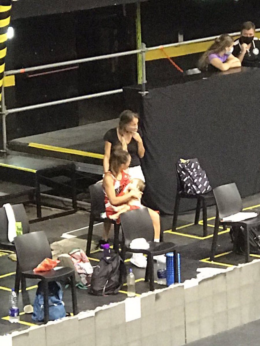 cabboficial's tweet photo. Una imagen que resume la pasión: por el básquet y por ser madre. 😍🏀⛹️‍♀️

Una imagen que resume el sacrificio que ellas hacen.

Antonella González ayudó (8 pts, 2 reb y 1 as) a que @ClubRocamora le sacara el invicto a Vélez y, en el entretiempo, le dio de comer a su hija Mady. 👏 https://t.co/G6LL2ZVOVP