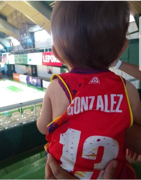cabboficial's tweet photo. Una imagen que resume la pasión: por el básquet y por ser madre. 😍🏀⛹️‍♀️

Una imagen que resume el sacrificio que ellas hacen.

Antonella González ayudó (8 pts, 2 reb y 1 as) a que @ClubRocamora le sacara el invicto a Vélez y, en el entretiempo, le dio de comer a su hija Mady. 👏 https://t.co/G6LL2ZVOVP