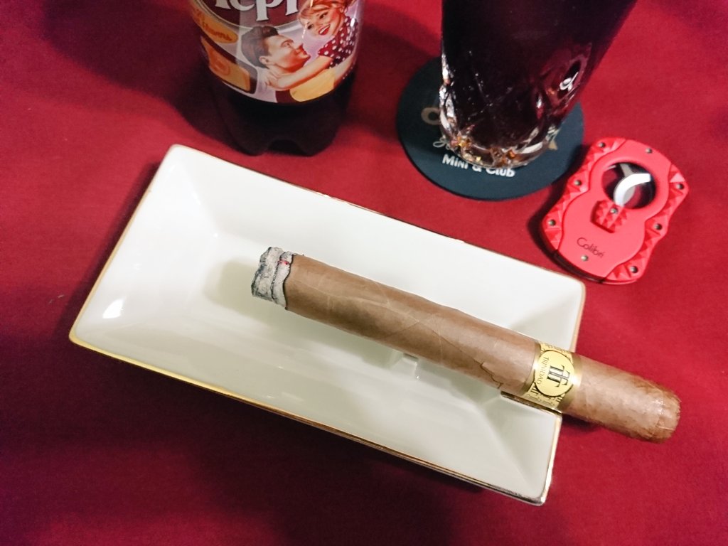 Habanos_love's tweet photo. 【🇨🇺ﾄﾘﾆﾀﾞｯﾄ:ﾛﾌﾞｽﾄ ｴｸｽﾄﾗ】
最近ﾄﾗﾍﾞﾙﾋｭﾐﾄﾞｰﾙで再販された銘柄✨のこれはｴｲｼﾞﾄﾞｼｶﾞｰ🍂抜けた感もあるけど仄かに香るｳﾞｨﾝﾃｰｼﾞ香も柔らかで旨い✌️😁🚬💭さすが高級で上品なﾌﾞﾗﾝﾄﾞだ✨🙌🙌🙌✨
#trinidad #robustoextra  #aged #cuba #cigar https://t.co/FWjcxnJSrE