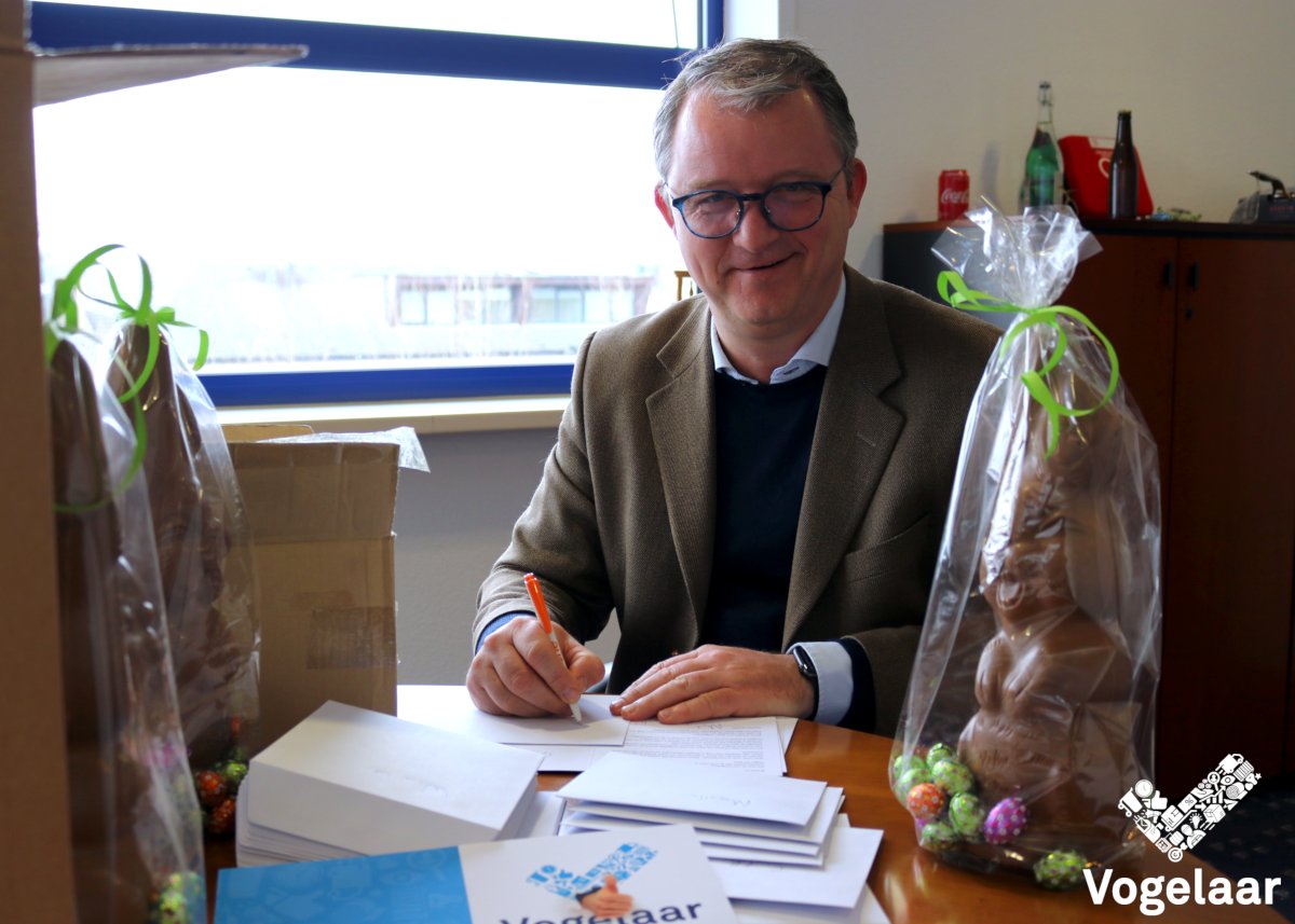 MarkBonenkamp's tweet photo. Wij doen ook mee aan Nationale #Complimentendag! Ik heb voor iedereen een persoonlijk #complimentje geschreven op een zelfgemaakte #gepersonaliseerde kaart. Om extra lang van het complimentje te genieten zit er ook iets lekkers bij. Dat hebben onze medewerkers wel verdiend! https://t.co/MZLCJXtuSX