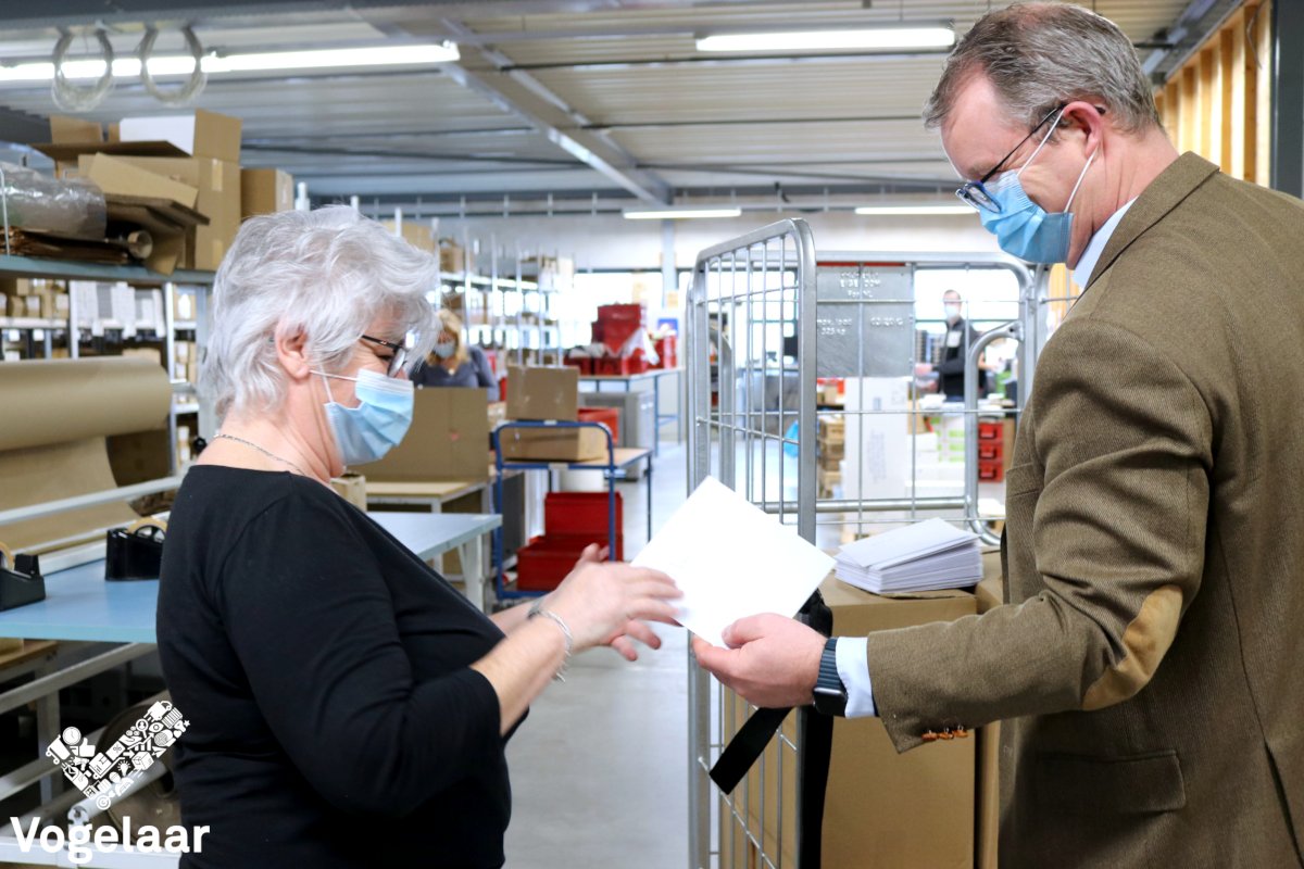 Wij doen ook mee aan Nationale #Complimentendag! Ik heb voor iedereen een persoonlijk #complimentje geschreven op een zelfgemaakte #gepersonaliseerde kaart. Om extra lang van het complimentje te genieten zit er ook iets lekkers bij. Dat hebben onze medewerkers wel verdiend!