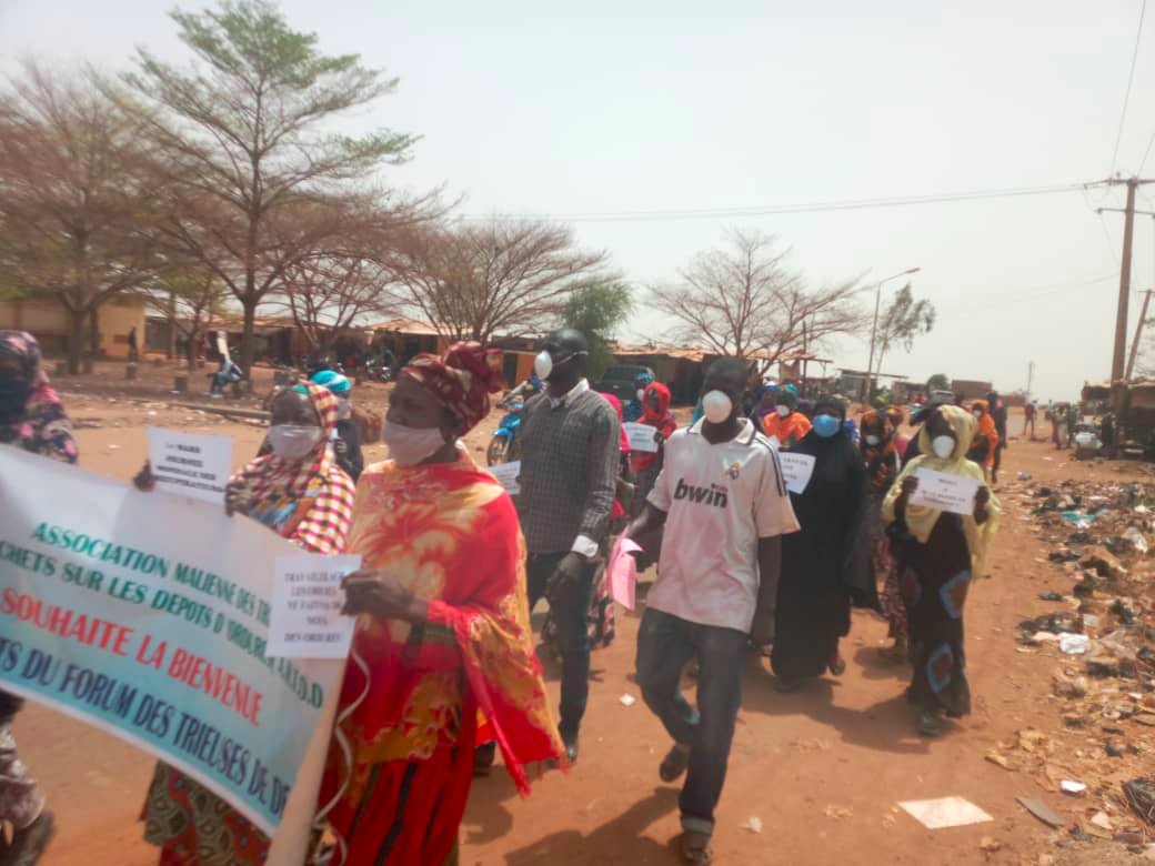 The #wastepickers Association Malienne des Trieuses de dechets sur les depots d'Ordures (AMTDDO) #Mali marches to the townhall, where the mayor will receive them in person. #WastePickersDay #DiaDelReciclador
TV Live: fb.watch/3YEmrqj0O9/