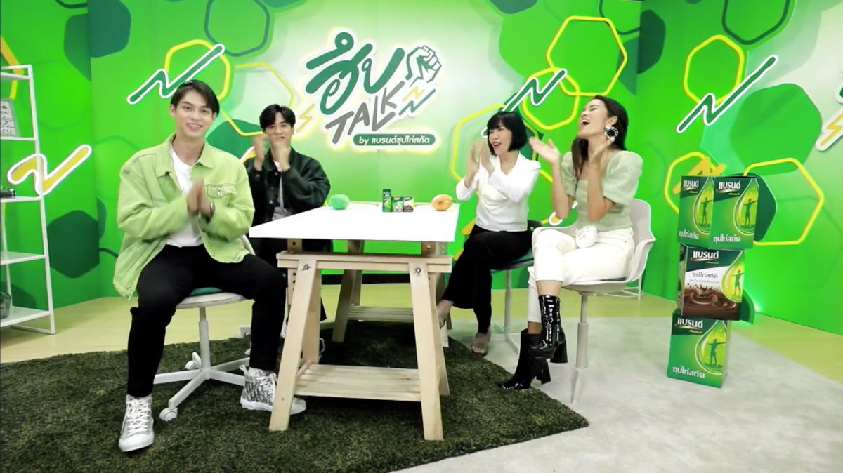GMMTV's tweet photo. “ไบร์ท วชิรวิชญ์" มาแล้วว ครบ 4 คนเรื่องราวจะเข้มข้นขนาดไหน ไปฟังกันต่อเลย
>> https://t.co/S8vZR0AyUC

#ฮึบTalkbyBrandsXBrightXTayTawan
#ฮึบดิฮึบ
#GMMTV https://t.co/ovr6QTiaZ7