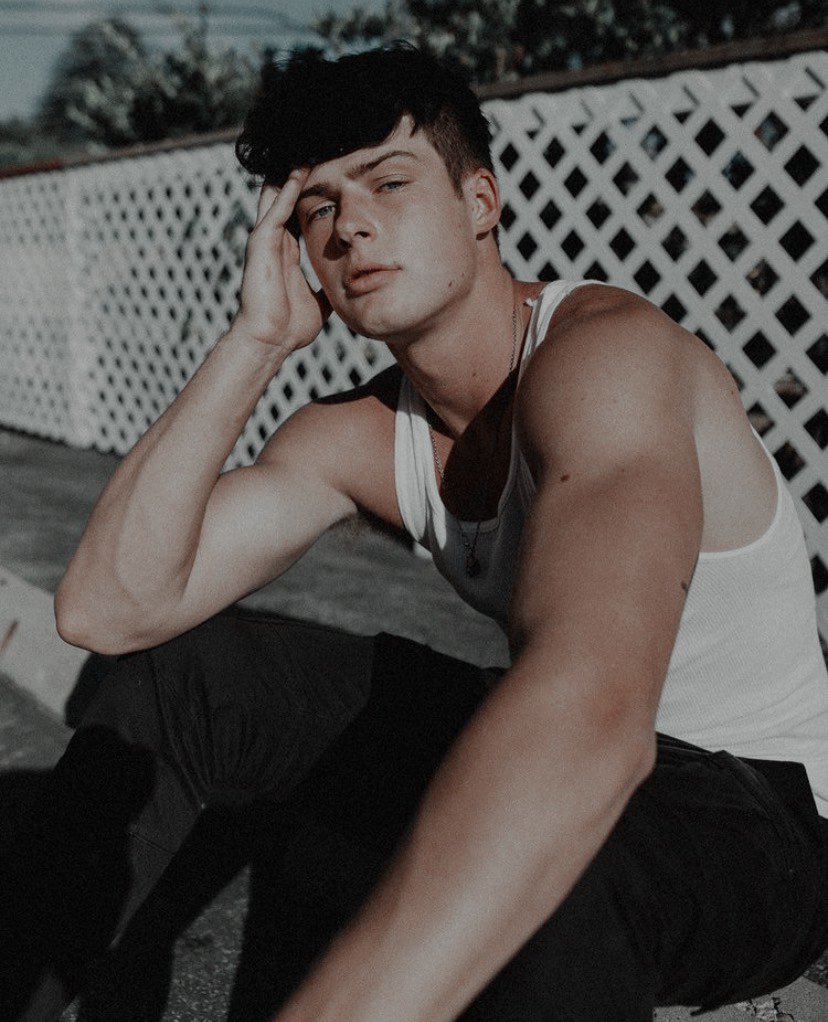 ⠀⠀
⠀⠀        𓂃𑁍̤ۨ   𝖲𝖤 𝖡𝖴𝖲𝖢𝖠:
           ─────────────
⠀⠀⠀⠀  ┄── ⋆ Izan Mason. 
⠀  ⠀     ┄── ⋆ 18 años de edad. 
⠀  ⠀     ┄── ⋆ FC: blake gray
⠀  ⠀