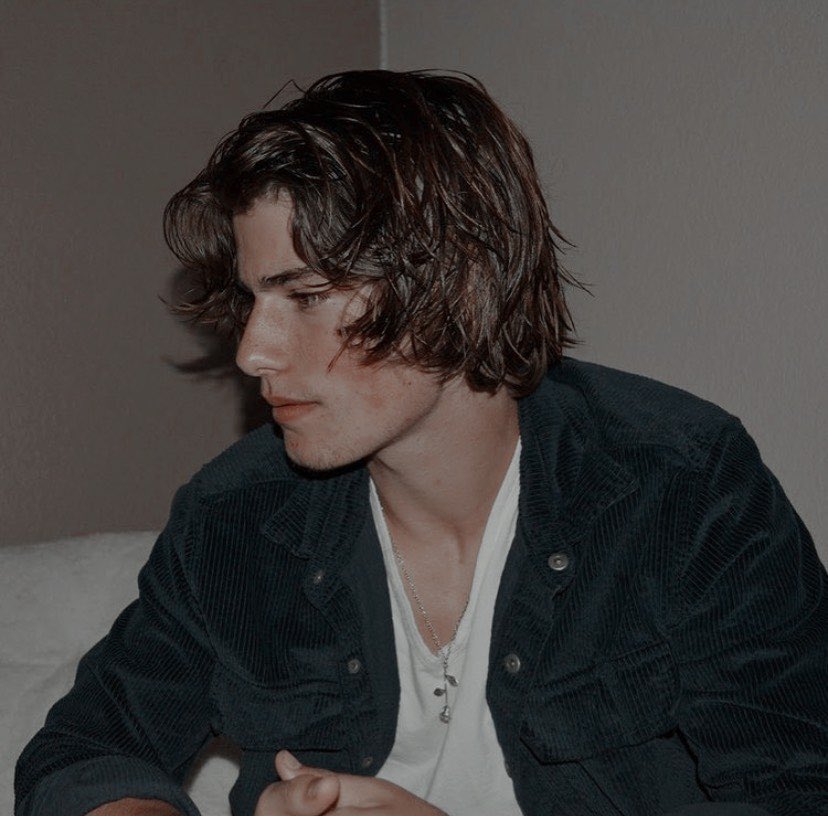 ⠀⠀
⠀⠀        𓂃𑁍̤ۨ   𝖲𝖤 𝖡𝖴𝖲𝖢𝖠:
           ─────────────
⠀⠀⠀⠀  ┄── ⋆ Elio Mason. 
⠀  ⠀     ┄── ⋆ 20 años de edad. 
⠀  ⠀     ┄── ⋆ FC: @ corradommartini
⠀  ⠀
