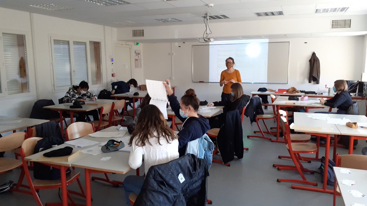radiofm43's tweet photo. Aujourd'hui, FM43 organise deux journées lmmersion médias avec une classe du Lycée Emmanuel Chabrier à Yssingeaux. Ce matin, les élèves sont immergés dans un fait divers grâce au jeu #classeinvestigation créé par le @LeCLEMI. Le tout, en partenariat avec Canopé 43. https://t.co/pTQezwEhvB