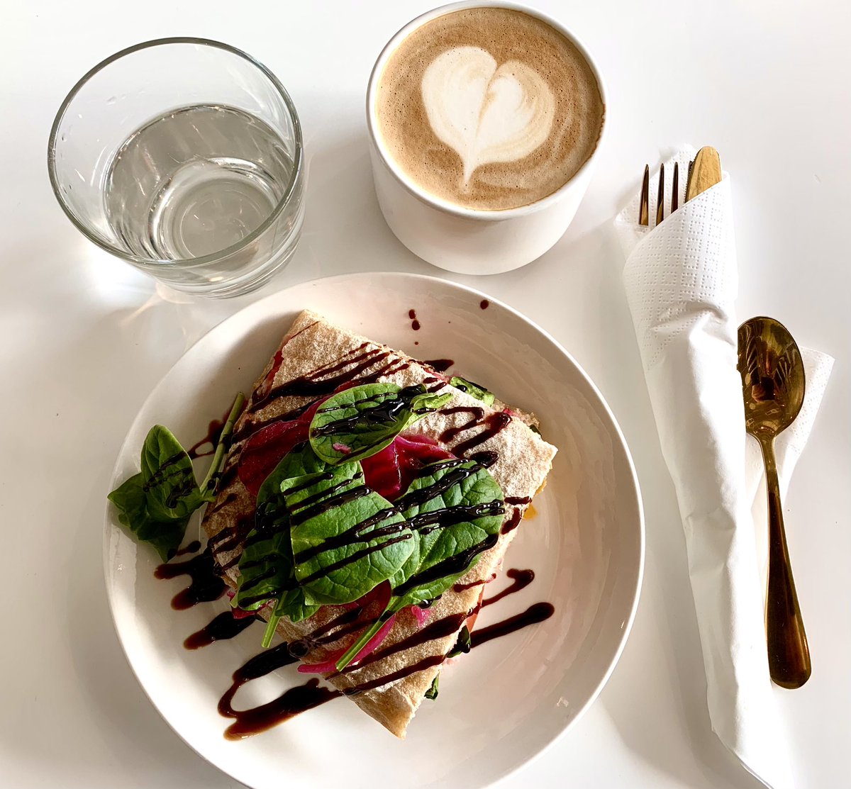 2kerroksesta's tweet photo. Lomalaisen lounas kodinkone- ja siivousvälineostosten jälkeen: opiskelijan asunto täyttyy tarpeellisesta.
#Lappeenranta #MakeaCoffee #maanantai https://t.co/C1MNmYARQn