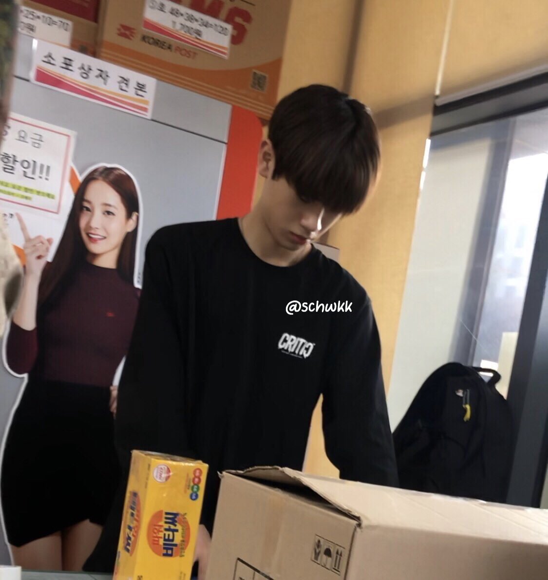 เฮียนี่แม่งวันๆหาแต่เรื่องวะ กลับหอดันเสือกลืมกางเกงในไว้บ้านอีก ลำบากกุต้องแบกกางเกงในมึงไปส่งไปรษณีย์ให้อีก สรุปมึงหรือกุอ่ะเป็นพี่ กุงง