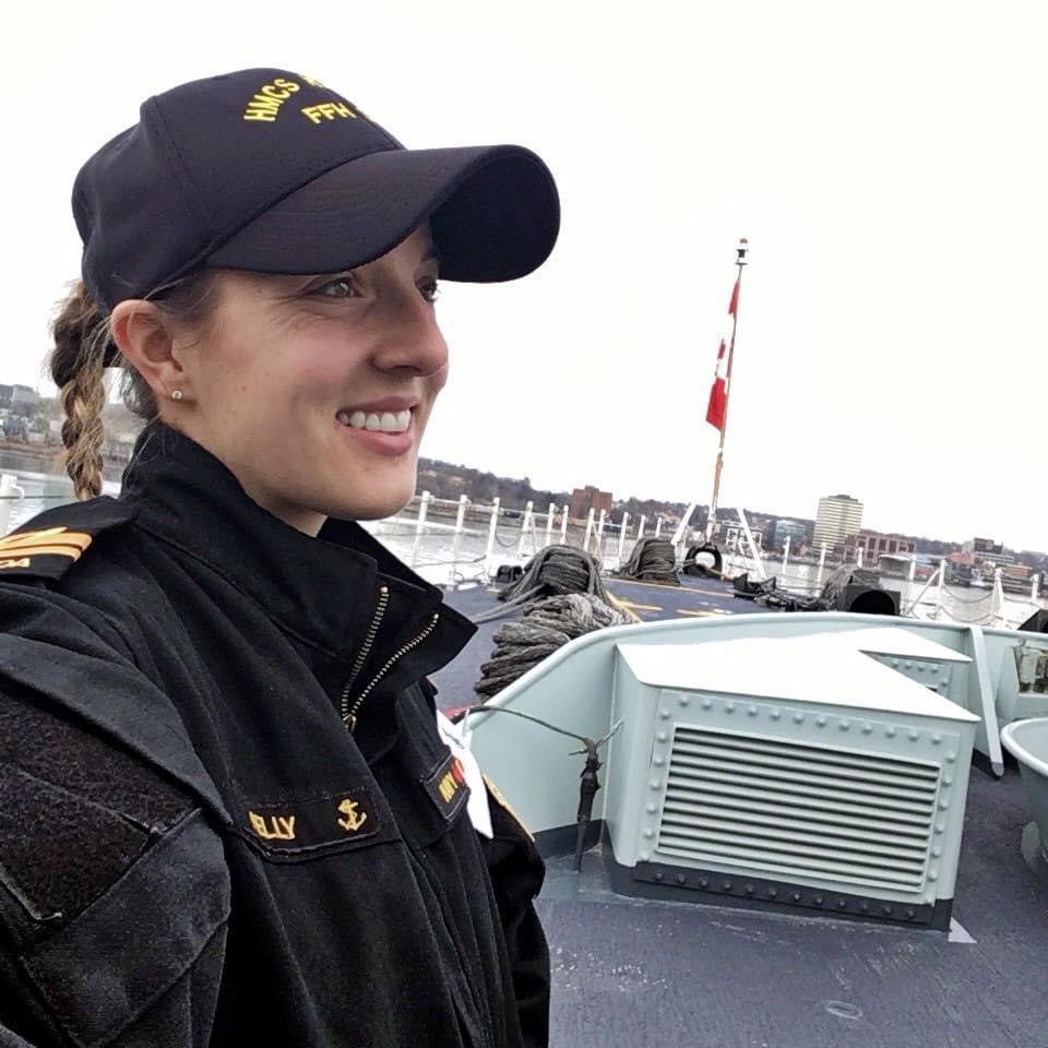 L’Ens 1 Kelly a un nouveau chien : Kisbee (nommé en l’honneur des gilets de sauvetage à bord des navires). Ancienne gymnaste, elle aide les femmes à prendre confiance en elles par l’exercice! Sa devise : « Cessez de vous soucier de ce que les autres pensent de vous! #IWD2021