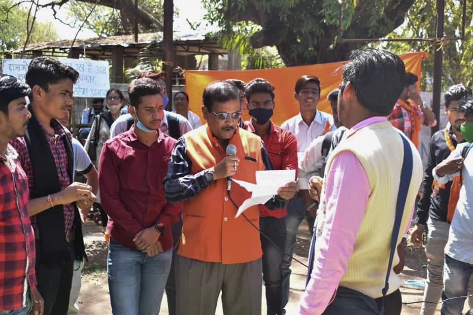 ABVPMK's tweet photo. पंडित शंभूनाथ शुक्ला विश्वविद्यालय शहडोल में सतत रूप से चले विद्यार्थी परिषद के आंदोलन की आज जीत हुई। विश्वविद्यालय के कुलसचिव ने परिषद की सभी मांगों का स्वीकार किया। 
@ABVPVoice @ChetasSukhadia @VipinGuptaBhind https://t.co/NPj0QH3eh4