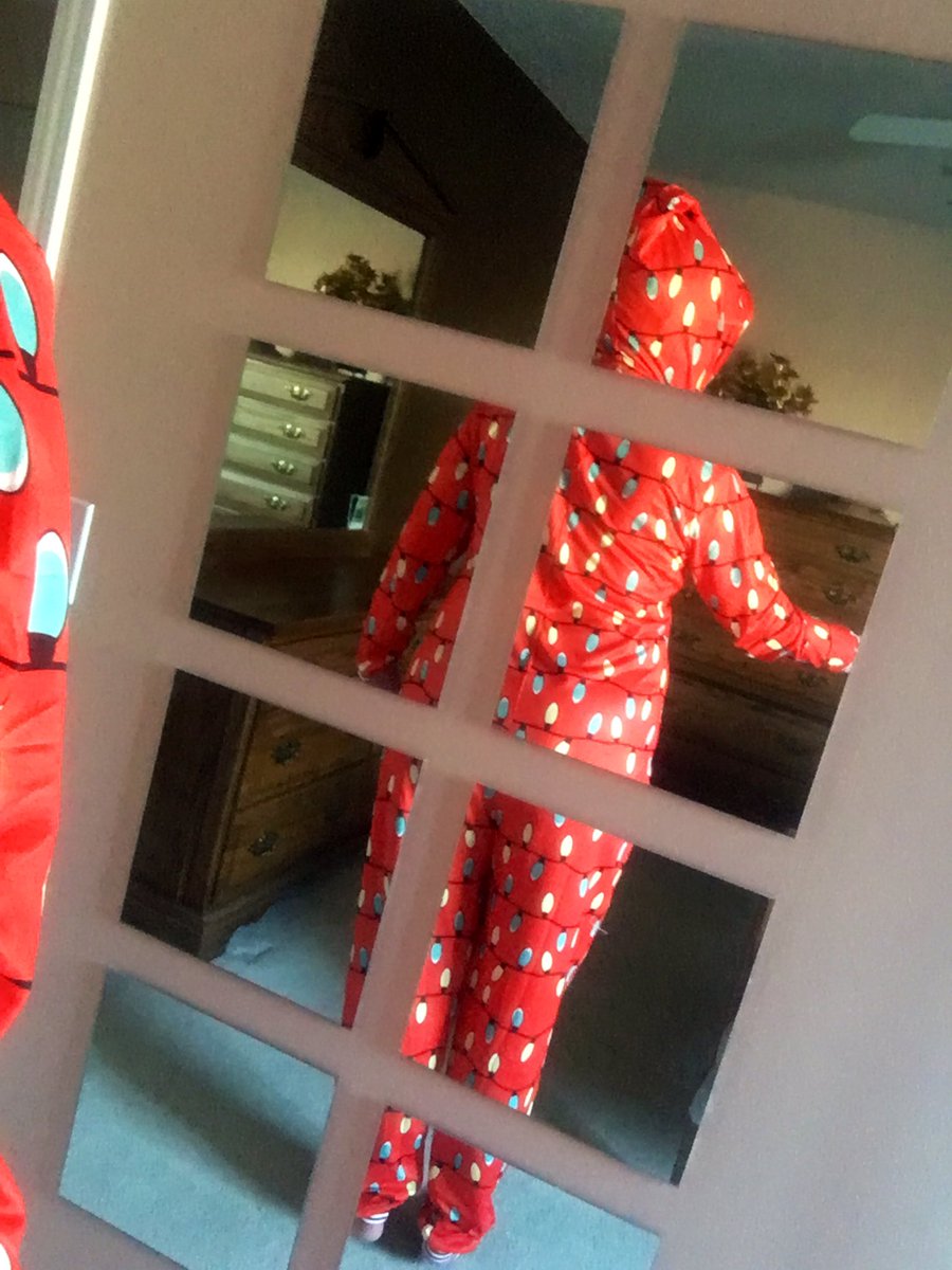 LisaPierce__'s tweet photo. Upstairs #workingfromhomeoutfit 🤣😂🤑#MondayMood #onesies #sendmemore 🤩😂🤣#leaveherchristmaslightson 🤣😂#ootd https://t.co/5WFkrFYfT7