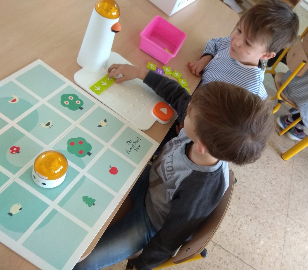 colmontserrat's tweet photo. A p4 ens iniciem en la programació de robòtica amb el robot Matatalab. Tot un repte❗
#pensamentcomputacional #roboticaainfantil #assaigerror
👇Recordeu sempre👇 ↔️distància 🤲mans 😷mascareta 🌬️ventilació #creixemambtu♥️ #100 anysfrares https://t.co/ABnfg48Axi