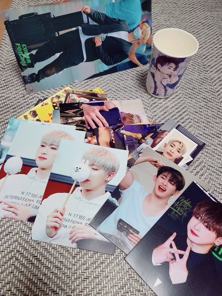wonhojusio's tweet photo. @618X301
#COLOR_FOR_301 #이거원호생일
이게모두 한카페에서 받아온거라면 믿으십미까? 최준말고 하이준(..)카페에서 받아온 예쁜이들 ㅜㅠ💙 음료도 예쁘게 보틀에 담겨 잘왔어요
타이밍좋게 원호시에 브이라이브까지 다른테이블에서 한마음으로 웃고 행복해하는 위니들과 함께했네용💙 https://t.co/evUkzES8PB