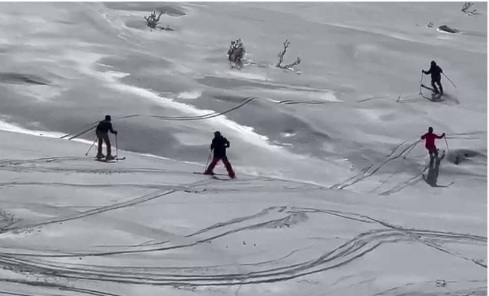 IqbalKashmiri13's tweet photo. At #Zarla , soon to emerge as #Skiing destination in Kashmir.
Some spectators at the ski site.
#TangdharValley #Karnah Kupwara https://t.co/AtGbgAwhyx
