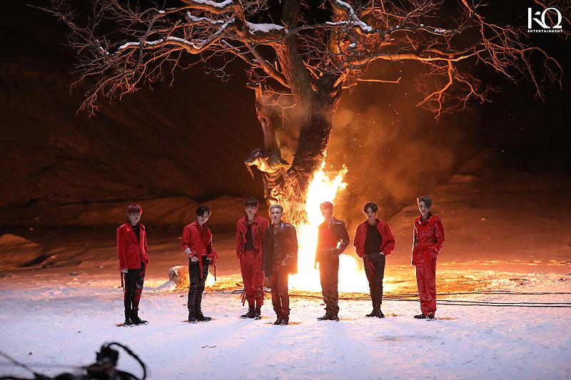 ถ้าคอสตูมนี้มีสเตจคัมแบคสุ่มแจกเอทินี่ 100 บาท  มีเมื่อไหร่แจกเมื่อนั้นถ้าไม่เห็นฝากปามาด้วย รีเลยครับ