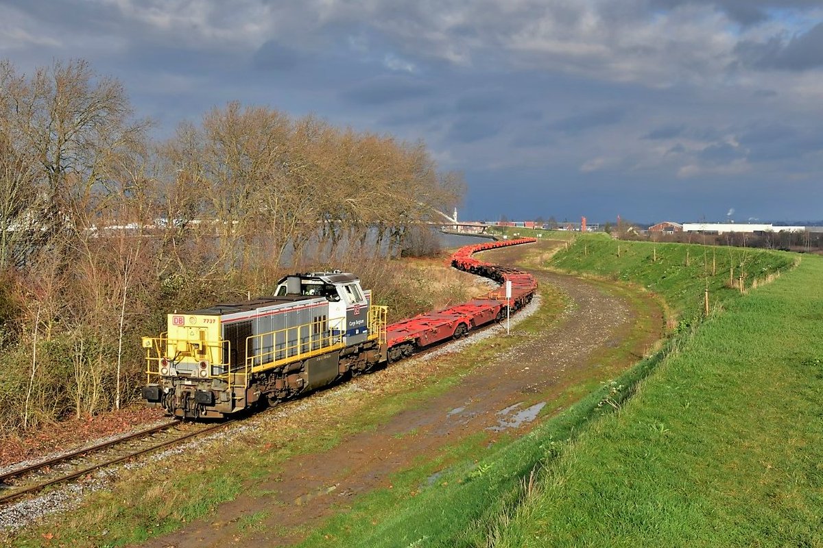 RailFreightBE's tweet photo. 2021 is het #euyearofrail. Om klimaatambities te behalen en mobiliteit en leefbaarheid te verbeteren, pleit @vokavzw voor meer mensen en goederen op het spoor. Mobiliteitsexpert @Goedele_Sannen en Geert Pauwels, CEO van @LineasForce, leggen uit hoe: 

https://t.co/oTtoapNldg https://t.co/6sCRfq7RWN