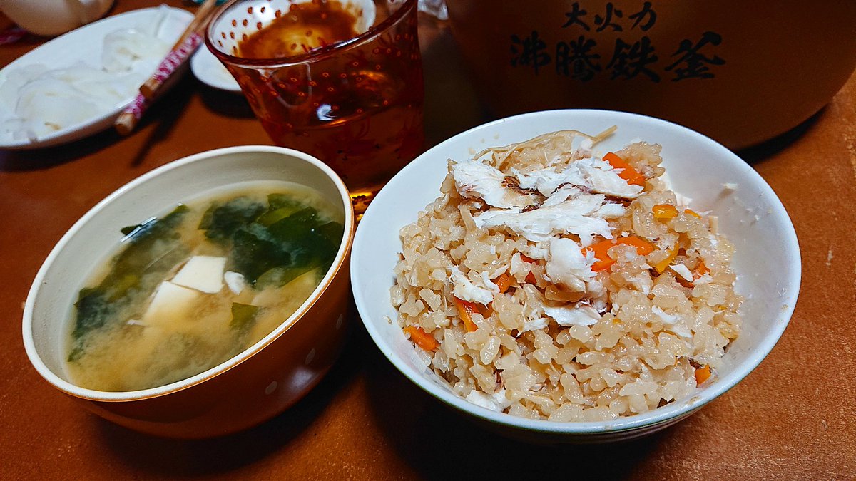 yy_0525's tweet photo. 鯛とカレイの下処理して🐟
ツバスのお味噌汁と鯛めしと
カレイの煮付けつくった💖 https://t.co/E3X3j1Rixn