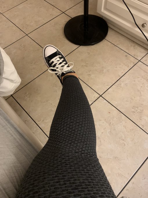 Leg day at the gym. I want this booty bigger and rounder https://t.co/4ZNtPyArjO