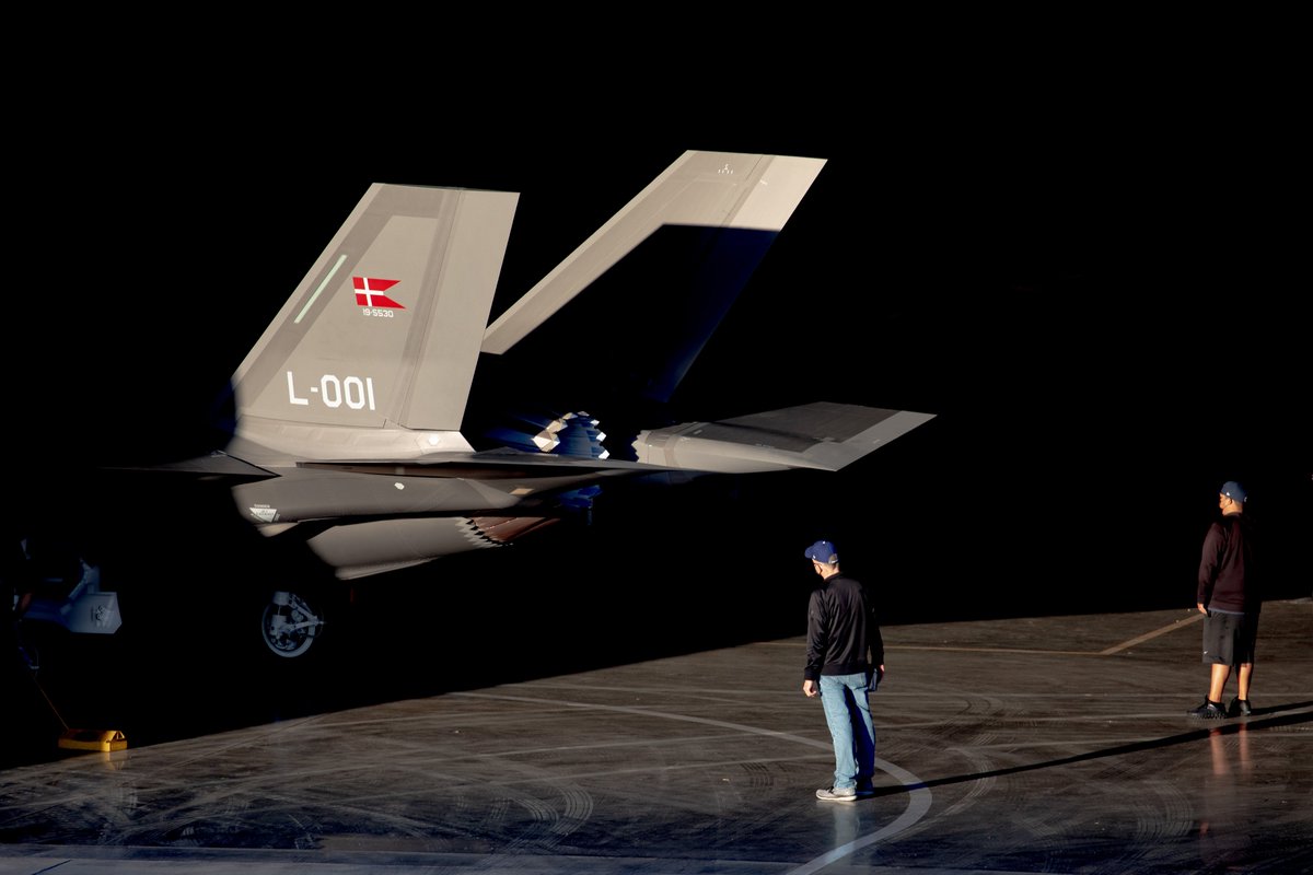 forsvaretdk's tweet photo. Endnu et skridt er taget på vejen mod modtagelsen af Danmarks kommende kampfly. Det første danske F-35 kampfly er blevet malet med Dannebrog på halefinnen, runde kokarder på vinger og krop og ikke mindst den komplekse og grålige bemaling som grundfarve. #dkforsvar #værdatkæmpefor https://t.co/IgITbSHJWN