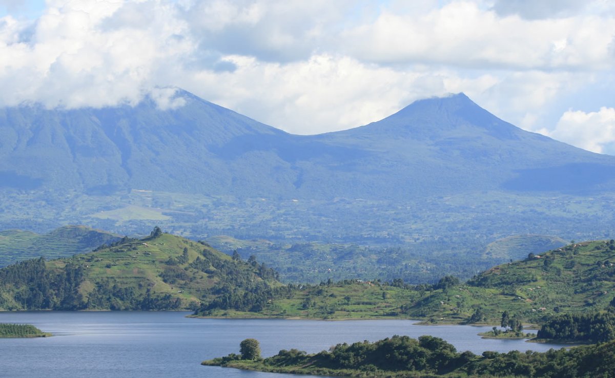 Heavens came-down and  glory filled Kisoro highlands! The splendor and grand-design of this piece of the planet gives a glimpse into what heaven could look like. It is indeed breathtaking, picturesque and soul-replenishing. 
lone-explorer.com/lake-mutanda-t…