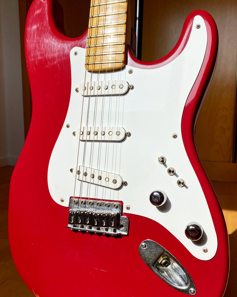 gREAT_sTRAITS's tweet image. 🎸Franfret Strat DS80

Réplica de la guitarra #Schecter #Strat (#candyapplered) que #MarkKnopfler usó en los 80’. Puede oírse y verse en directos com #alchemy, en #sultansofswing, #expresslove... 

#greatstraits #direstraits #direstraitstribute #knopfler #guitar #rock #live