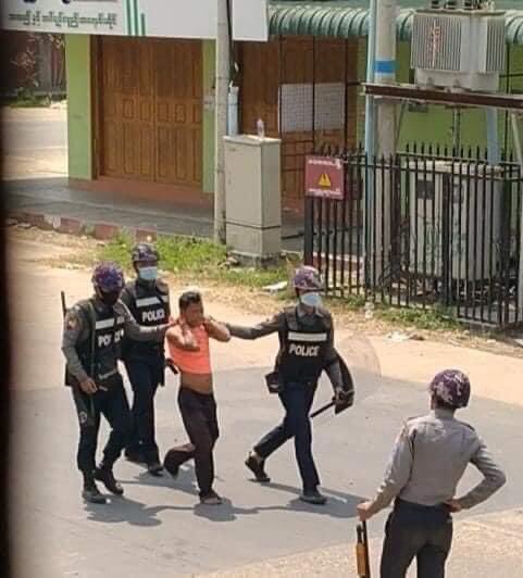 MilkTeaMM_MTAM's tweet photo. Views of Polices arresting Myeik citizens brutally.  TERRORIST JUNTA

#WhatsHappeningInMyanmar
#Mar1Coup #MilkTeaAlliance https://t.co/JfS6Q8pQjz