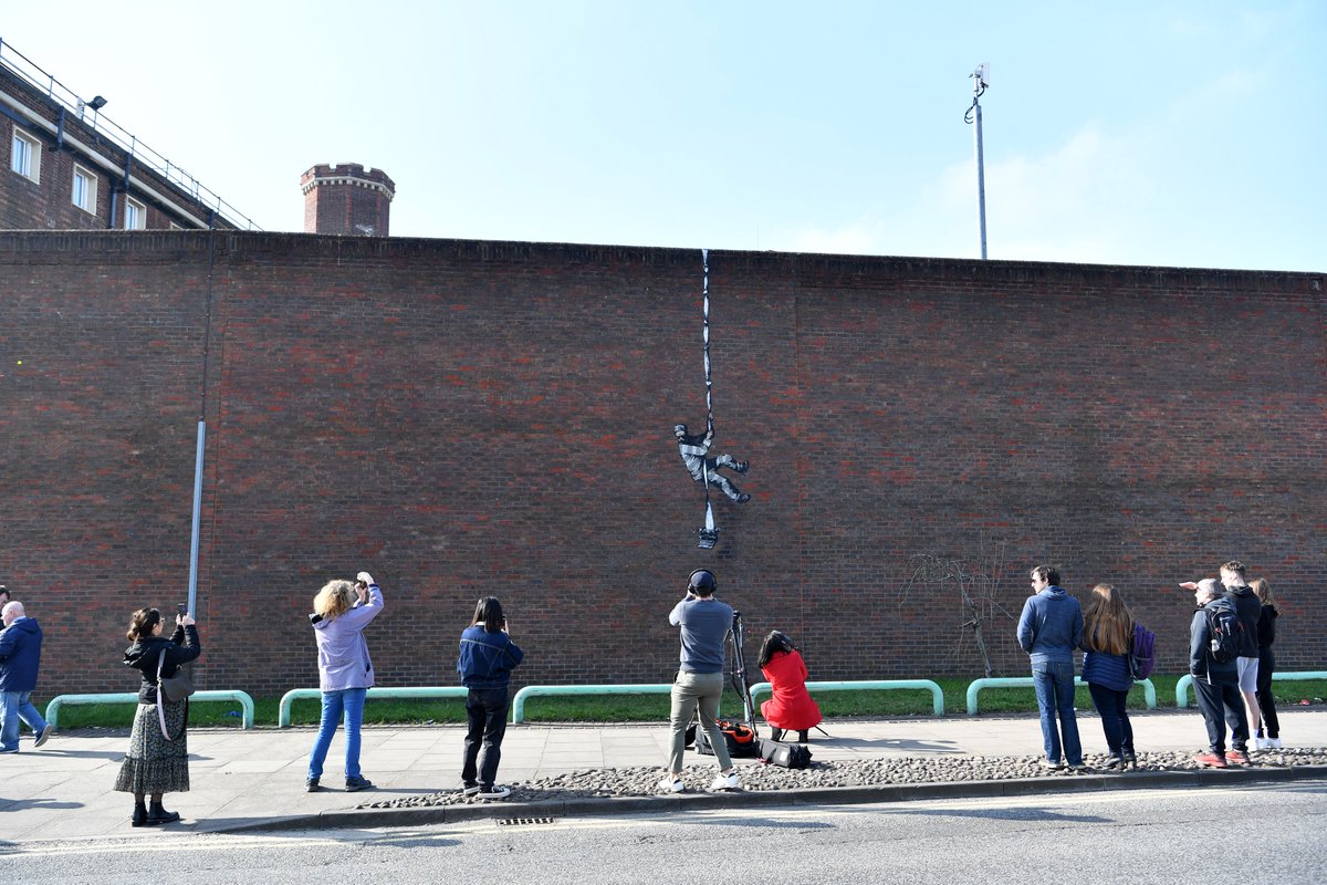 #Banksy on #ReadingPrison walls #Berkshire #Reading <a href="/berkshire_live/">Berkshire Live</a> <a href="/DailyMirror/">The Mirror</a>