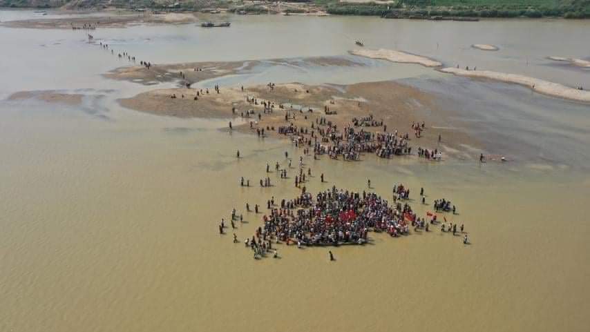 minnay_k's tweet photo. Fascists blocked all the roads to Monywa, so the villagers on the other side of Chindwin River attempted to cross the waterway on foot and marched for Democracy.

@RapporteurUn @freya_cole @MayWongCNA
#WhatsHappeningInMyanmar https://t.co/BptvefEyD5