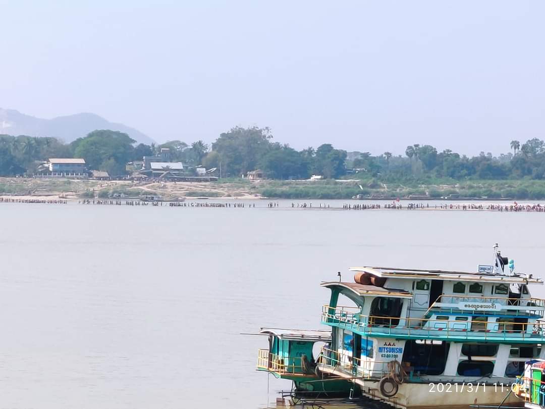 minnay_k's tweet photo. Fascists blocked all the roads to Monywa, so the villagers on the other side of Chindwin River attempted to cross the waterway on foot and marched for Democracy.

@RapporteurUn @freya_cole @MayWongCNA
#WhatsHappeningInMyanmar https://t.co/BptvefEyD5