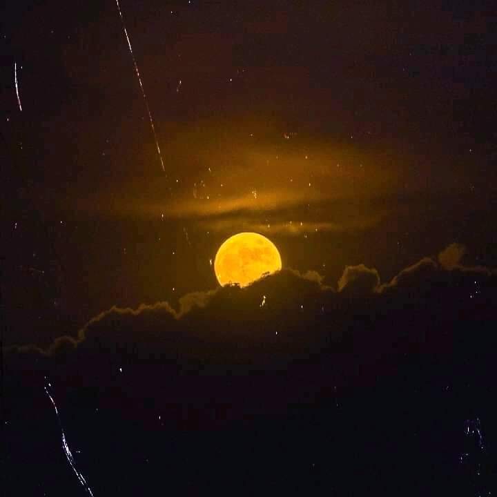 notyourjepp's tweet photo. — the moon is a proof that some endings can be completely beautiful. https://t.co/ikfzRcsCJg