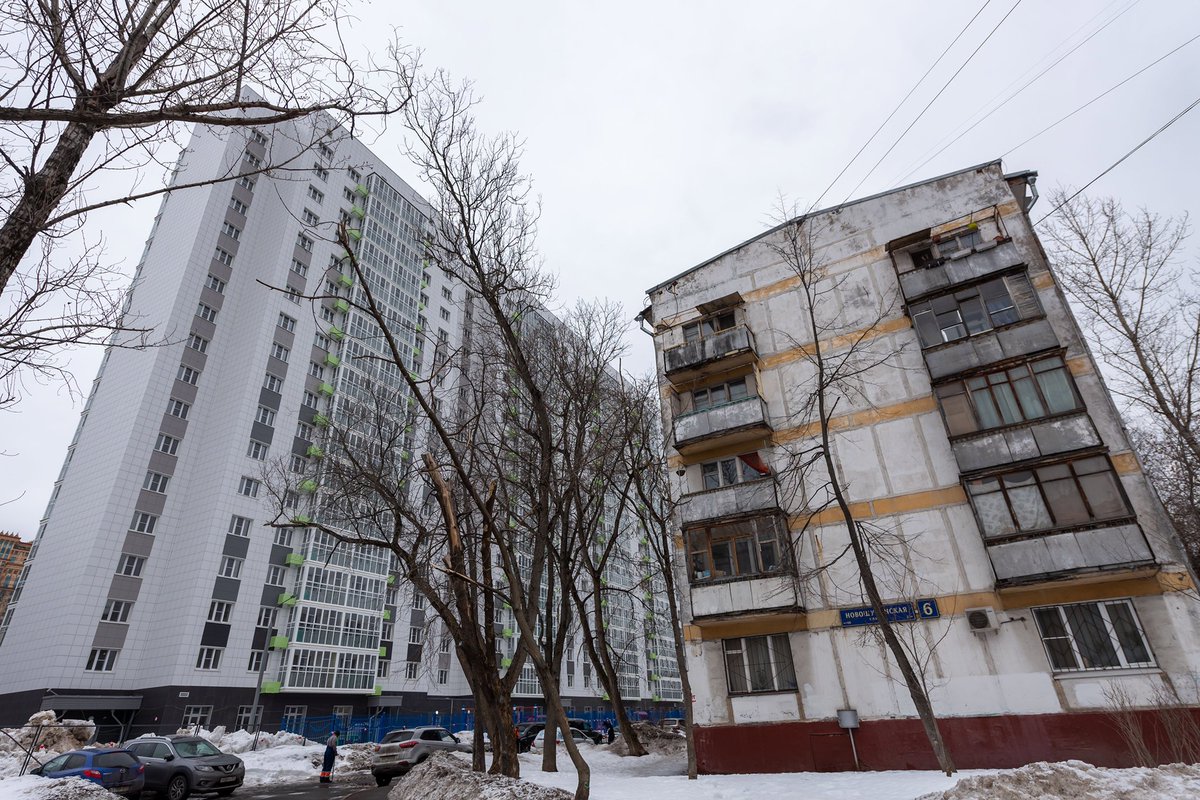 В этом году в Щукино начнутся переезды по реновации. В программу вошли 42 пятиэтажки, более 8 тысяч жителей переедут в комфортное жилье. Осмотрел строительство новостройки на Новощукинской улице. Дом почти готов. Планируем уже в мае передать ключи новосёлам.