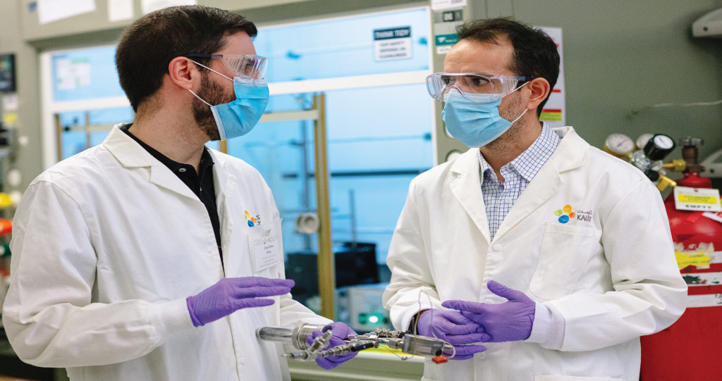 #KAUSTDiscovery ''Hot electrons send CO2 back to the future''. Catalyst nanoparticles trap an unprecedented range of wavelengths of light to convert carbon dioxide into methane. 

Amazing work from <a href="/jorgascon/">Jorge Gascon</a> and <a href="/Diego_Mateo86/">Diego Matthäus</a> 
 
Read more: bit.ly/300KgSR