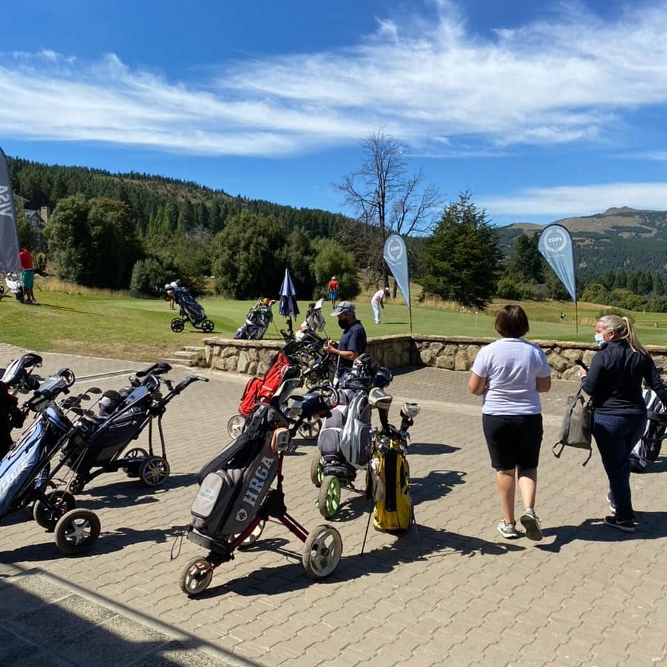 CHAPELCOGOLF's tweet photo. Este fin de semana se realizó el torneo de mayores de la Federacion Regional de Golf del Sur en Chapelco Golf &amp; Resort 
En el que participaron mas de 200 golfistas de diferentes clubes del pais. https://t.co/C0V621zi2R