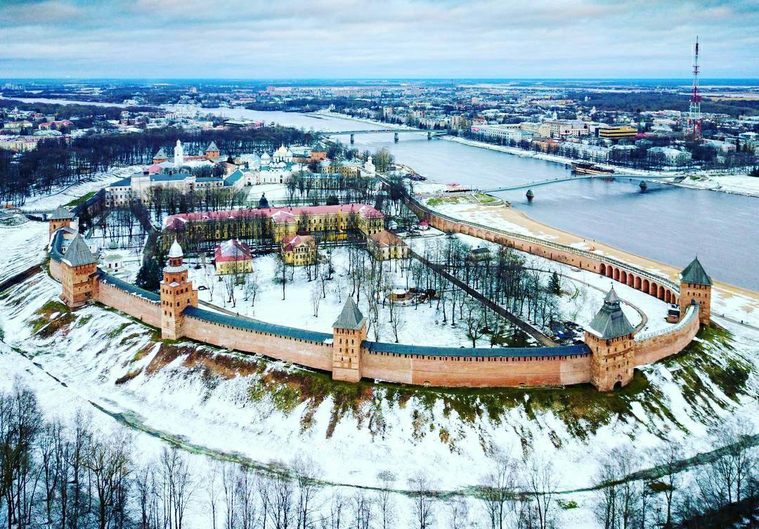 Новгород в других странах. Детинец Нижегородский Кремль. Великий Новгород Кремль. Новгородский Детинец Великий Новгород. Детинец (Новгородский Кремль) зимой.