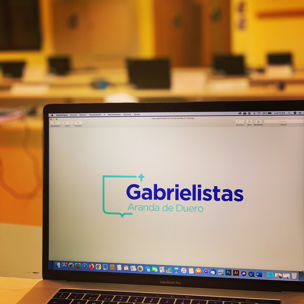 angelarivas's tweet photo. Nuevo curso, nuevas ilusiones, nuevos alumnos ♥️ Un nuevo perfil de estudiantes, jóvenes, de otra generación.
Enseñanza de futuro¡y en casa!
#sangabriel #gabrielistas @CiudadEducacion 
#menecantamitrabajo #formacion #enseñanza https://t.co/XQ0GMKlGdj
