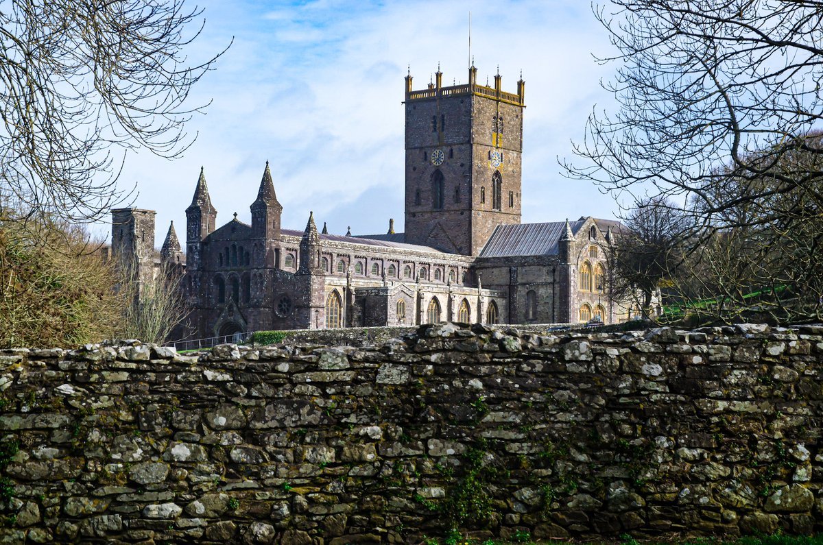 woofwillow5's tweet photo. Happy St David’s Day. I have shared this before but haven’t been back this year, hope to visit again soon. #StDavidsDay #StDavidsCity #Pembrokeshire #wales #westwales #SirBenfro @visitwales @WelshCoastal #cathederals #religiousbuildings https://t.co/cnDxEplben
