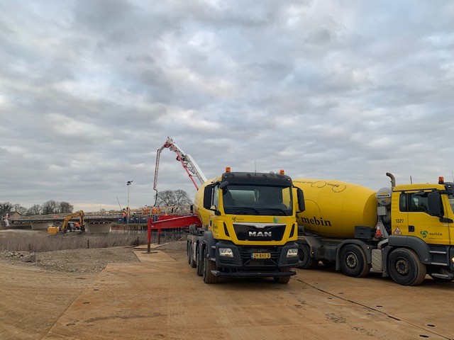 Lopend project Limburg. Medio April 2020 zijn we begonnen aan het project Brug Maasband in Stein met de Aannemerscombinatie Stevacon / Boskalis in opdracht van het Grensmaas Consortium. Het betreft de realisatie van een 165 meter lange brug.