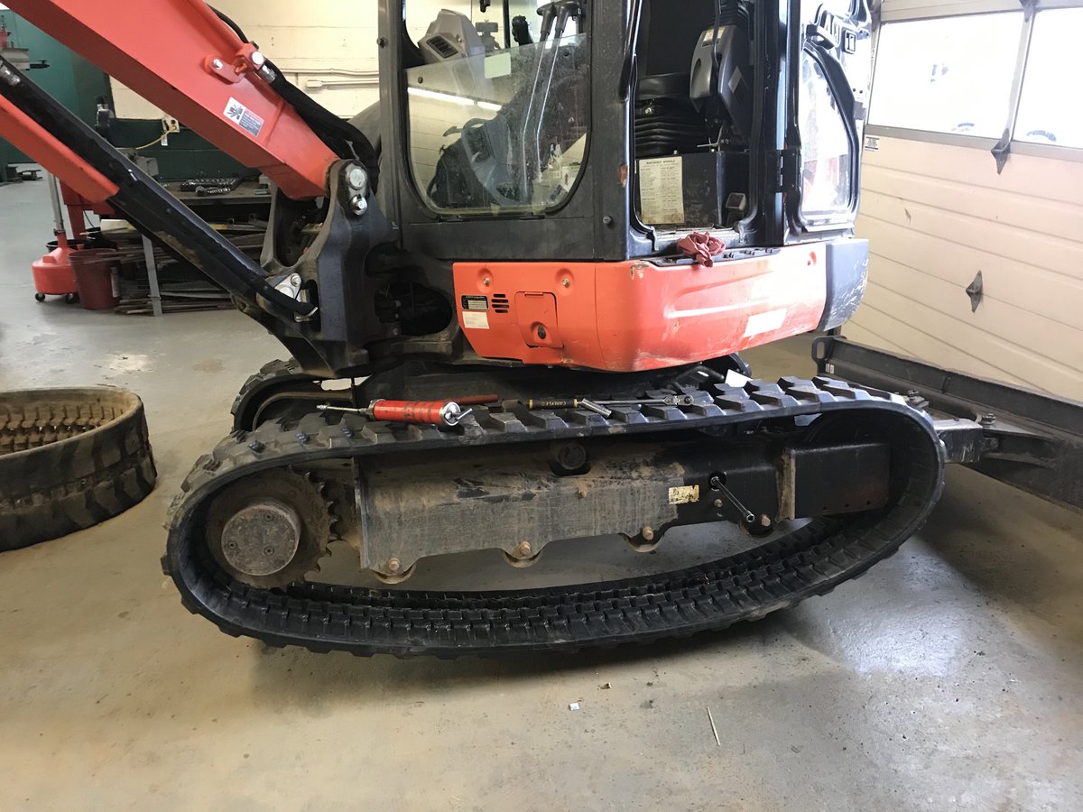 Michael75202650's tweet photo. New sneakers installed on the excavator. Not to painful of an install. https://t.co/p8To3p6PEi